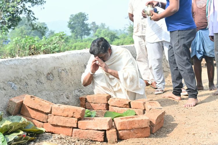 हेमंत सोरेन ने माता रूपी सोरेन के श्राद्ध कर्म के सातवें दिन निभाई पारंपरिक रस्में, नेमरा में दी श्रद्धांजलि 1 Hemant Soren performed traditional rituals on the seventh day of the *Shraddha* ceremony for his mother, Rupi Soren, and paid tribute at Nemra.