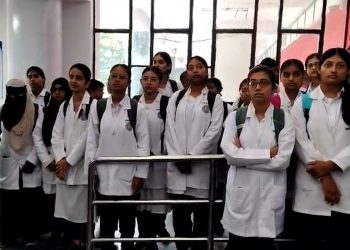 रांची के RIMS और सदर अस्पताल में डॉक्टरों का प्रदर्शन, 21 नवंबर से हड़ताल की चेतावनी 4 Doctors protest at RIMS and Sadar Hospital in Ranchi; warn of a strike starting November 21.