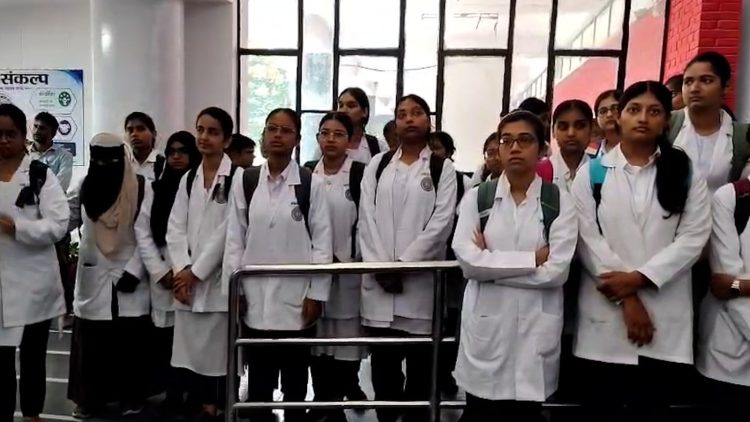 Doctors protest at RIMS and Sadar Hospital in Ranchi; warn of a strike starting November 21.
