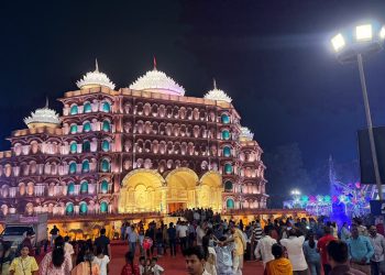 Durga Puja celebrations in full swing in Ranchi; doors of 9 pandals opened, with devotees flocking to catch a glimpse of the Goddess.