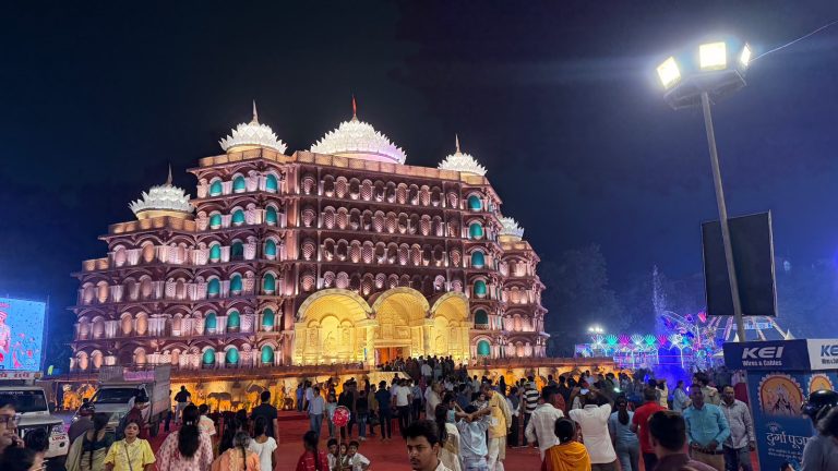 रांची में दुर्गा पूजा की धूम, 9 पंडालों के पट खुले; मां के दर्शन को उमड़े श्रद्धालु