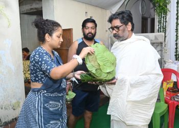 Chief Minister Hemant Soren performed traditional rituals during the 'Dashkarma' (post-funeral rites) for his mother, Rupi Soren.