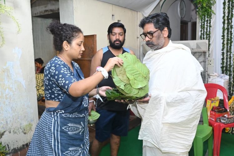 Chief Minister Hemant Soren performed traditional rituals during the 'Dashkarma' (post-funeral rites) for his mother, Rupi Soren.