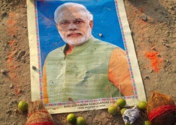 पीएम मोदी की तस्वीर पर काला जादू! श्मशान घाट पर नींबू-सुई और नारियल से टोटका 8 PM Modi picture black magic and totka found near Shamshan Ghat in Mau Uttar Pradesh