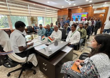 Crowds of petitioners flocked to the Ranchi DC’s ‘Janata Darbar’ (public grievance hearing); 90% of the persons with disabilities (PwDs) in attendance received electric tricycles.