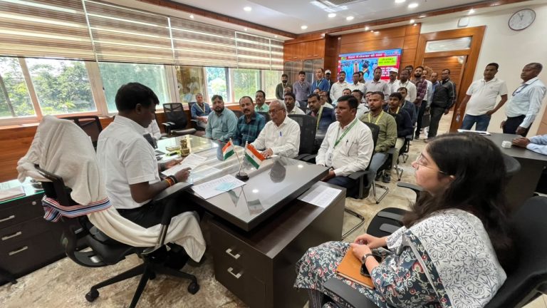 रांची DC के जनता दरबार में उमड़ी फरियादियों की भीड़, 90% दिव्यांग को मिली इलेक्ट्रिक ट्राईसाइकिल