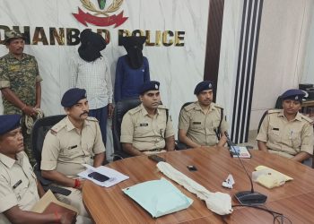 धनबाद में युवक की तलवार से हत्या का खुलासा, दो आरोपी गिरफ्तार, खून लगी तलवार और बाइक बरामद 8 Murder of a youth with a sword in Dhanbad solved; two accused arrested, blood-stained sword and a motorcycle recovered.