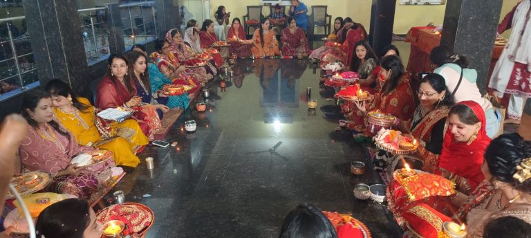 सोलह श्रृंगार, पूजा और डांडिया के साथ रांची में मनाया गया करवा चौथ