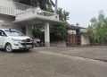 ED raids in connection with a ₹290 crore bank fraud case; team reaches the residence of an industrialist's brother.