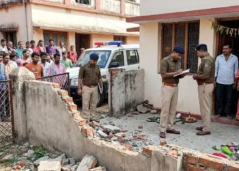 Thieves targeted a locked house in Jamtara; they broke through the boundary wall and stole jewelry and cash worth lakhs.