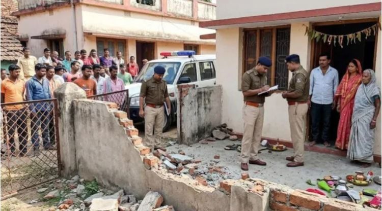 Thieves targeted a locked house in Jamtara; they broke through the boundary wall and stole jewelry and cash worth lakhs.