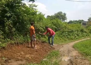 Villagers from a village in Dhanbad located just 500 meters from the highway—yet lacking a proper road—have reached the DC's office.