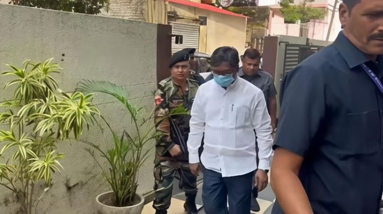 CM Hemant Soren's mother, Rupi Soren, has been admitted to the hospital following breathing difficulties; the Chief Minister himself has arrived at the hospital.