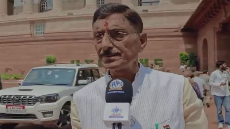 झारखंड में छात्रों पर कार्रवाई के विरोध में संसद भवन के बाहर भाजपा सांसदो का प्रदर्शन 1 bjp mps protest outside parliament house