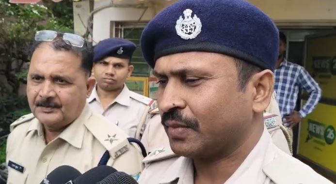 जमशेदपुर में न्यूज चैनल के दफ्तर पहुंची पुलिस टीम, घंटों चली जांच; कारोबारी हत्याकांड से जुड़ रही कार्रवाई की कड़ी 1 Police team arrives at news channel office; investigation lasts for hours; action linked to businessman's murder case.