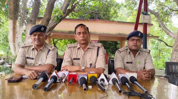 Dhanbad: Gang of thieves posing as sadhus busted; three accused arrested within 12 hours, gold mangalsutra recovered.