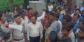 DPS चौक पर फिर सड़क जाम, अतिक्रमण हटाने के विरोध में उतरे स्थानीय लोग 12 Traffic jam again at DPS Chowk; locals protest against the removal of encroachments.