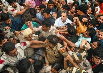 दिल्ली में Rahul Gandhi और Priyanka Gandhi पर FIR, पुलिस से धक्का-मुक्की और सरकारी काम में बाधा का आरोप 3 FIR against Rahul Gandhi and Priyanka Gandhi in Delhi; accused of scuffling with police and obstructing official duty.