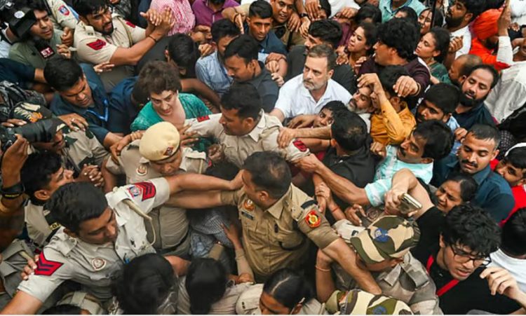 दिल्ली में Rahul Gandhi और Priyanka Gandhi पर FIR, पुलिस से धक्का-मुक्की और सरकारी काम में बाधा का आरोप 1 FIR against Rahul Gandhi and Priyanka Gandhi in Delhi; accused of scuffling with police and obstructing official duty.