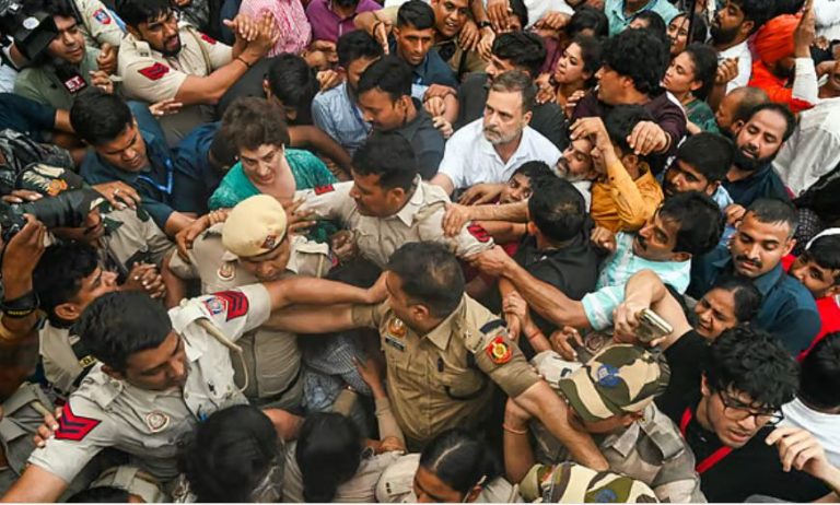 दिल्ली में Rahul Gandhi और Priyanka Gandhi पर FIR, पुलिस से धक्का-मुक्की और सरकारी काम में बाधा का आरोप