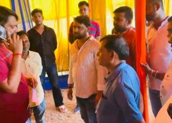 Dhanbad Mayor Sanjeev Singh lashed out at an official, severely reprimanding him over the phone; he warned, "If you speak in a defiant manner, you won't last."