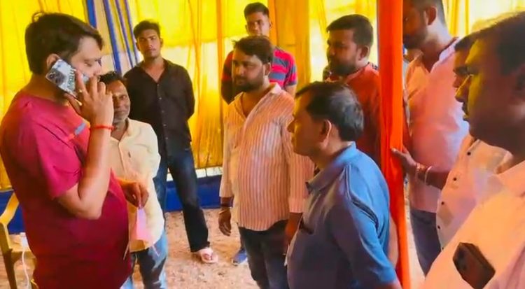 Dhanbad Mayor Sanjeev Singh lashed out at an official, severely reprimanding him over the phone; he warned, "If you speak in a defiant manner, you won't last."