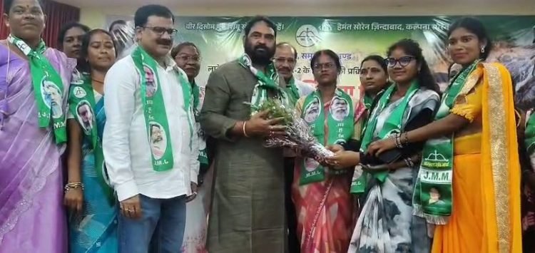 Jharkhand News: Former BJP Mahila Morcha district president Sheela Devi and several other women have joined the JMM.