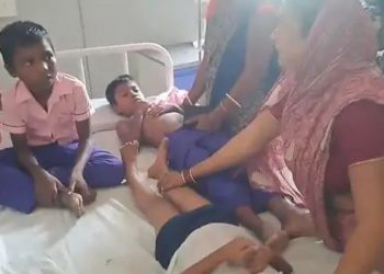 कोडरमा में मिड-डे मील खाने के बाद 48 बच्चों की तबीयत बिगड़ी, अस्पताल में भर्ती 4 कोडरमा में मिड-डे मील खाने के बाद 48 बच्चों की तबीयत बिगड़ी, अस्पताल में भर्ती