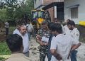 JCBs were deployed on the 'Khas Mahal' land in Hazaribagh claimed by former minister Yogendra Sao, leading to a heated exchange with the administration.