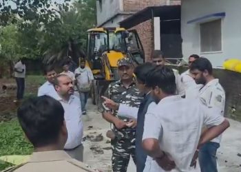 JCBs were deployed on the 'Khas Mahal' land in Hazaribagh claimed by former minister Yogendra Sao, leading to a heated exchange with the administration.