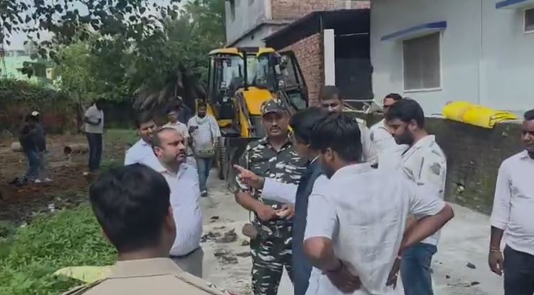Hazaribagh में योगेंद्र साव के दावे वाली खास महल जमीन पर चला JCB, प्रशासन से नोकझोंक 1 JCBs were deployed on the 'Khas Mahal' land in Hazaribagh claimed by former minister Yogendra Sao, leading to a heated exchange with the administration.