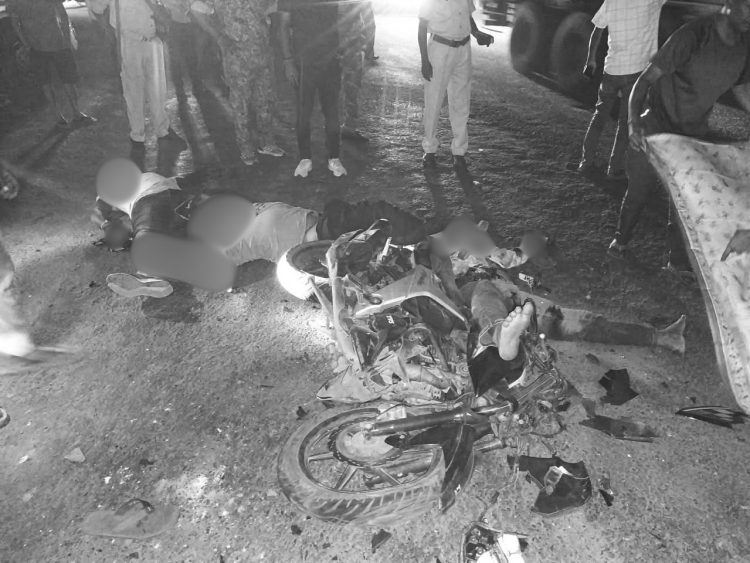Ranchi में भीषण सड़क हादसा, अज्ञात वाहन ने मारी टक्कर तीन युवकों की मौके पर हुई मौत 1 Ranchi Namkum road accident site showing damaged bike after collision near Arvind Mill