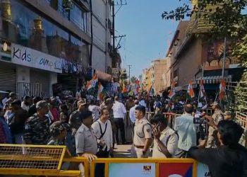 मल्लिकार्जुन खड़गे के बयान पर रांची में बवाल! भाजपा ने मांगी माफी, बैरिकेडिंग पर चढ़े कांग्रेस कार्यकर्ता 8 मल्लिकार्जुन खड़गे के बयान पर रांची में बवाल! भाजपा ने मांगी माफी, बैरिकेडिंग पर चढ़े कांग्रेस कार्यकर्ता