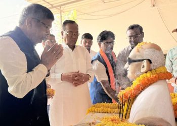 आदित्य साहू ने महात्मा गांधी और शास्त्री की प्रतिमाओं पर किया माल्यार्पण 11 आदित्य साहू ने गांधी और शास्त्री की प्रतिमाओं पर किया माल्यार्पण