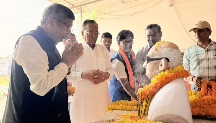 आदित्य साहू ने महात्मा गांधी और शास्त्री की प्रतिमाओं पर किया माल्यार्पण 1 आदित्य साहू ने गांधी और शास्त्री की प्रतिमाओं पर किया माल्यार्पण