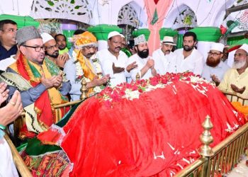 सीएम हेमंत सोरेन ने रिसालदार बाबा की मजार पर की चादरपोशी, राज्य की खुशहाली की दुआ मांगी