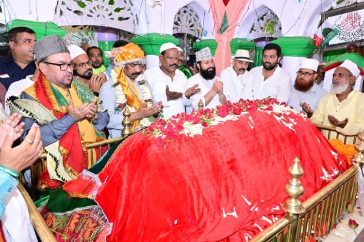 सीएम हेमंत सोरेन ने रिसालदार बाबा की मजार पर की चादरपोशी, राज्य की खुशहाली की दुआ मांगी 1 सीएम हेमंत सोरेन ने रिसालदार बाबा की मजार पर की चादरपोशी, राज्य की खुशहाली की दुआ मांगी