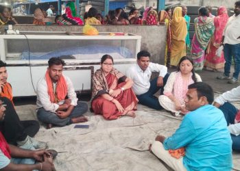 मार्सलिंग यार्ड में पेलोडर का बकेट गिरने से मिस्त्री की मौत, परिजन बैठे धरने पर