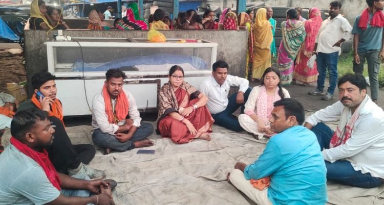 मार्सलिंग यार्ड में पेलोडर का बकेट गिरने से मिस्त्री की मौत, परिजन बैठे धरने पर