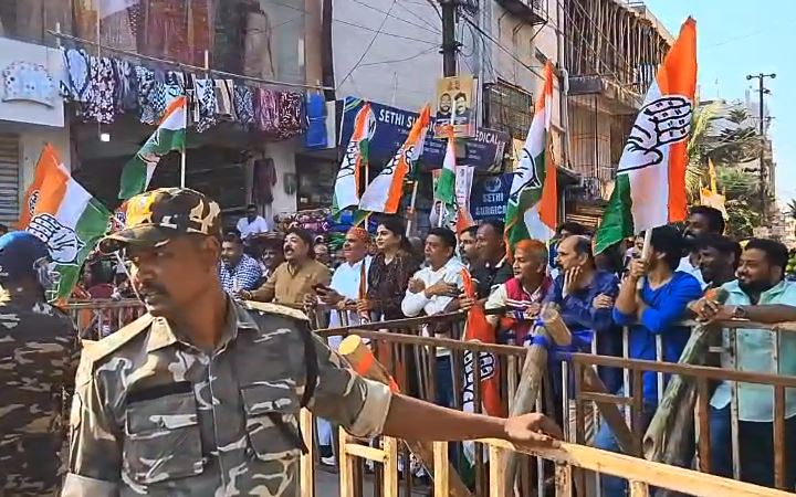 Breaking News: भाजपा के घेराव से पहले कांग्रेस कार्यालय की सुरक्षा बढ़ी, तीन लेयर की बैरिकेडिंग 1 Breaking News: भाजपा के घेराव से पहले कांग्रेस कार्यालय की सुरक्षा बढ़ी, तीन लेयर की बैरिकेडिंग