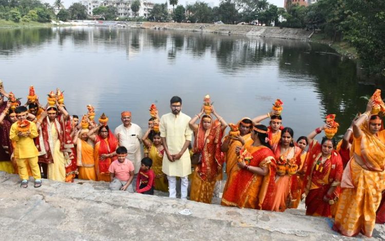 रांची के डोरंडा में निकली भव्य कलश शोभायात्रा, बटन तालाब से जल लेकर पहुंचे श्रद्धालु