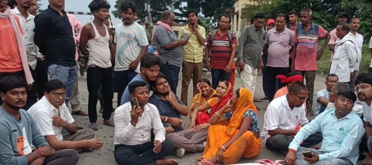 स्कॉर्पियो की टक्कर से साइकिल सवार पेपर हॉकर की मौत, परिजनों में कोहराम 1 स्कॉर्पियो की टक्कर से साइकिल सवार पेपर हॉकर की मौत, परिजनों में कोहराम