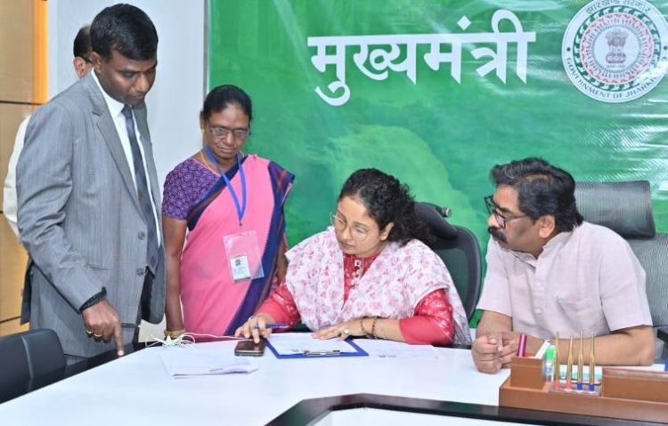 सीएम हेमंत सोरेन ने खुद भरा SIR फॉर्म, झारखंड के मतदाताओं से की बड़ी अपील