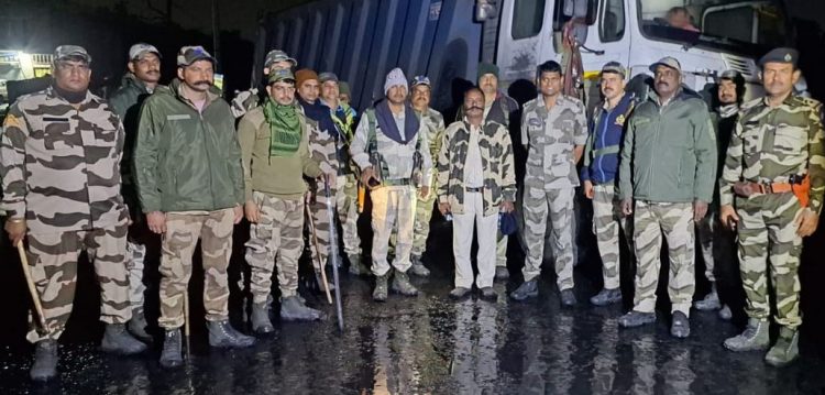 लातेहार में CISF की बड़ी कार्रवाई, 35 टन कोयले से लदा हाइवा जब्त; एक महीने में 800 टन तक कोयला बरामद
