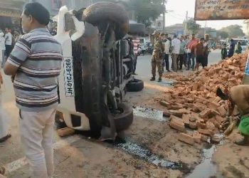 Breaking News: ठाकुरगांव में तेज रफ्तार वाहन पलटा, पानी लाने जा रही युवती गंभीर 8 Breaking News: ठाकुरगांव में तेज रफ्तार वाहन पलटा, पानी लाने जा रही युवती गंभीर