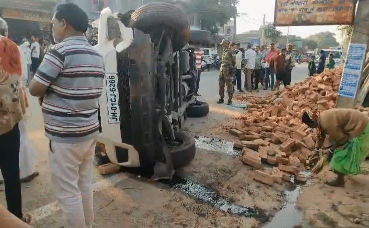 Breaking News: ठाकुरगांव में तेज रफ्तार वाहन पलटा, पानी लाने जा रही युवती गंभीर 1 Breaking News: ठाकुरगांव में तेज रफ्तार वाहन पलटा, पानी लाने जा रही युवती गंभीर