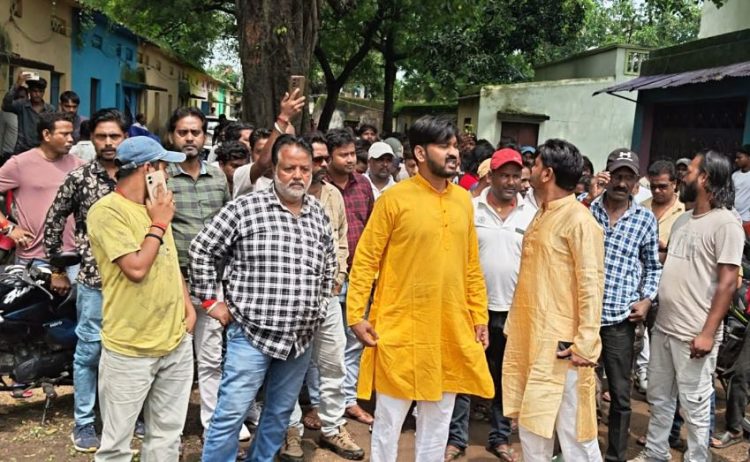 कुल्टी के धेमोमैन में अष्टयाम हरिबोल कार्यक्रम में बवाल, पथराव में कई घायल