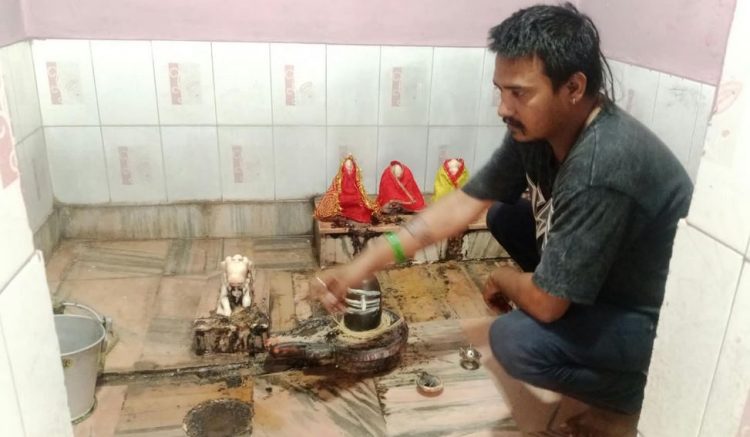 दुर्गापूजा से पहले मंदिरों पर चोरों का धावा, धानकूड़ा शिव मंदिर से पीतल के नाग बाबा की चोरी