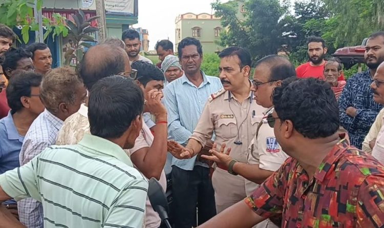 जामुड़िया में सरकारी जमीन पर कब्जे को लेकर बवाल, ग्रामीणों के विरोध पर दो दिन के लिए रुका निर्माण कार्य, सर्वे का आदेश 1 जामुड़िया में सरकारी जमीन पर कब्जे को लेकर बवाल, ग्रामीणों के विरोध पर दो दिन के लिए रुका निर्माण कार्य, सर्वे का आदेश