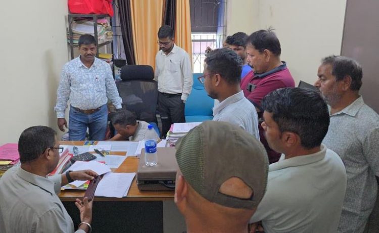 चतरा अनुमंडल कार्यालय में ACB का छापा, रिश्वत लेते सहायक प्रशासी अधिकारी गिरफ्तार